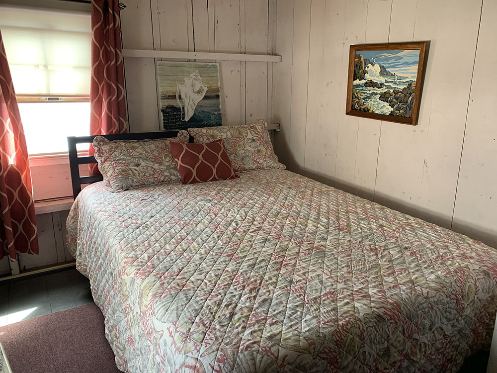 Bedroom with queen bed
